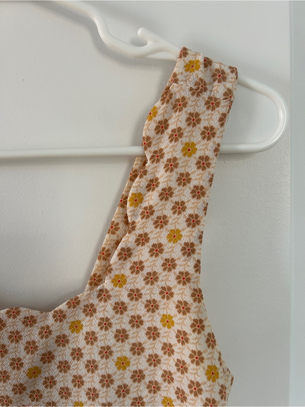 Floral Scallop-Neck Tank Top in Cream - Picture 3 of 4